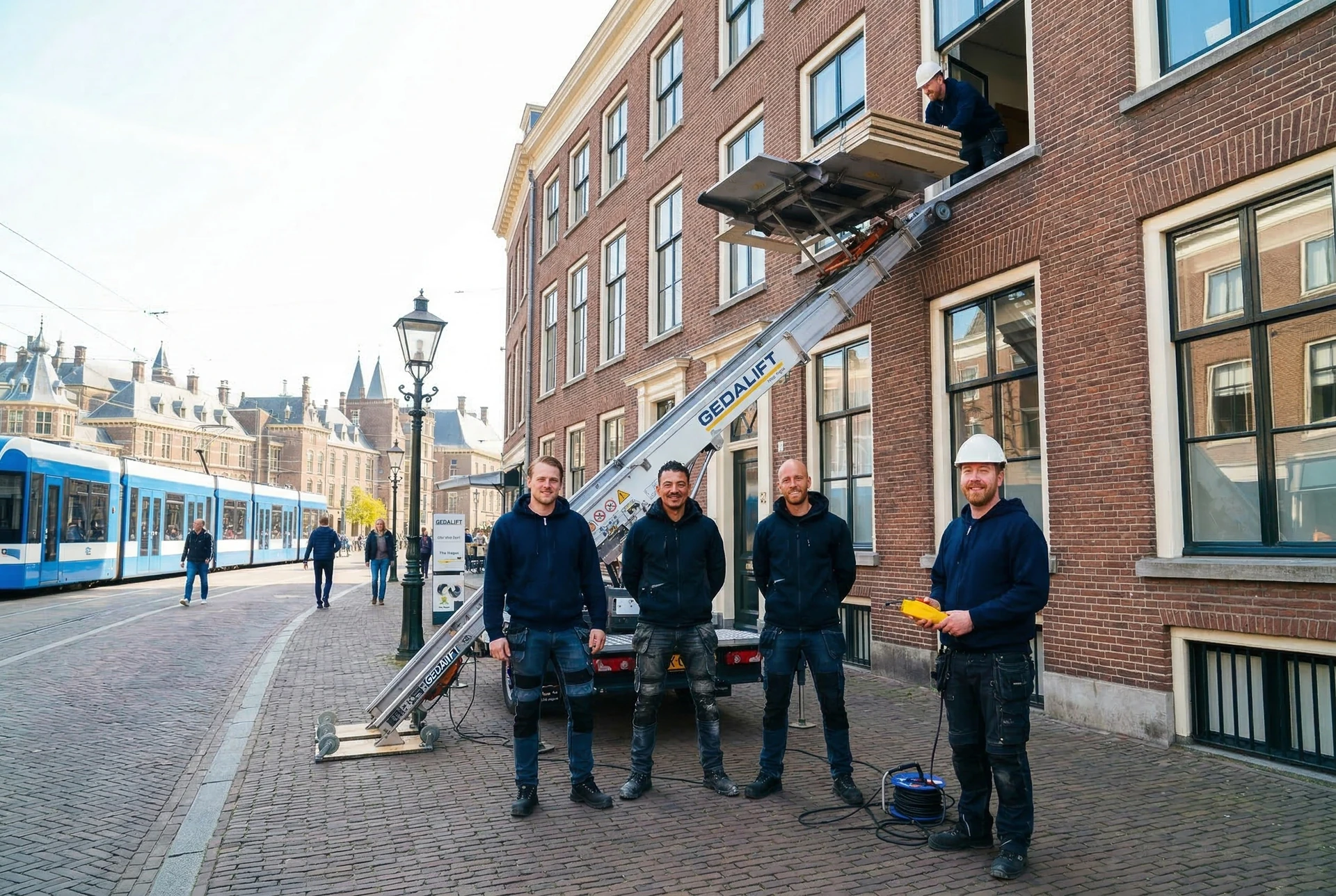 Verhuisteam van VHL Eindhoven aan het werk